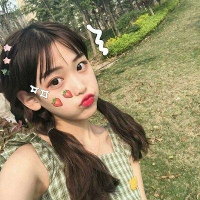 给小酒馆女子喝高杯酒